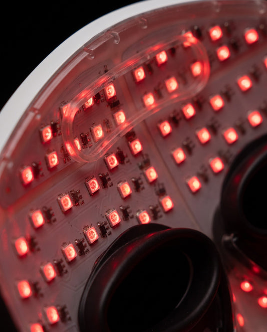Macro des 576 LED du masque visage nuaj. : diodes rouge 630 nm allumées, densité visible du front à l'ovale